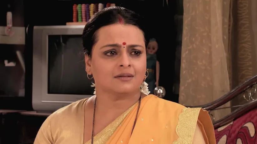 Raghav applies colour on Kalpi’s face - Ek Mutthi Aasmaan