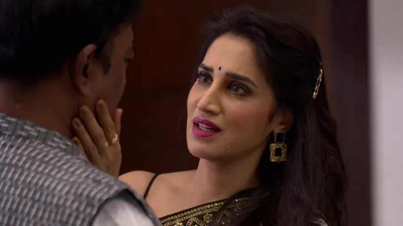 Revati gets a threat call - Kaay Ghadla Tya Ratri?