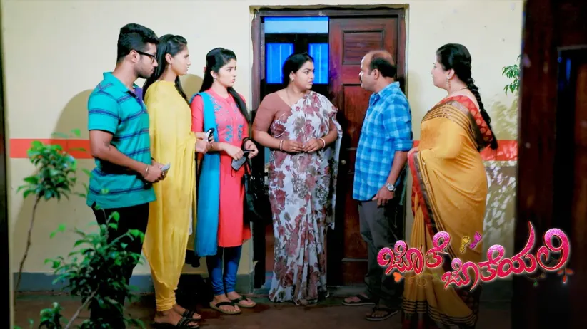 Sharada Devi decides to gift a necklace to Anu - Jothe Jotheyali