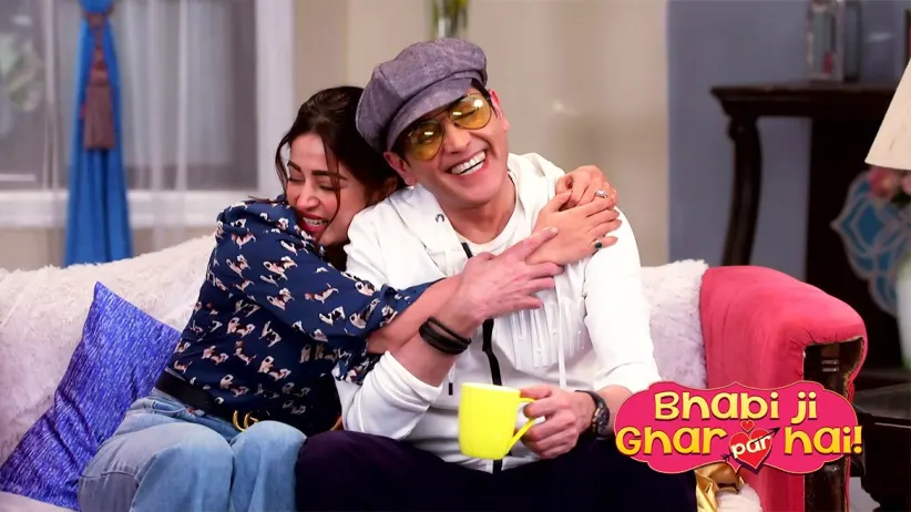 Vibhuti makes a painting for Tiwari - Bhabi Ji Ghar Par Hai