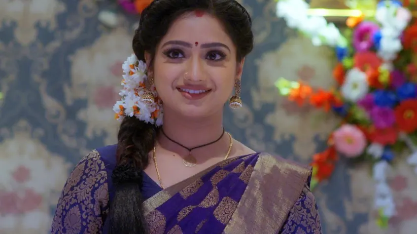 Nayani wears the sari given by Jasmine - Trinayani