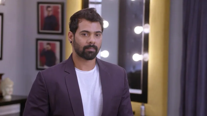 Rhea Confronts Sanjay - Iniya Iru Malargal