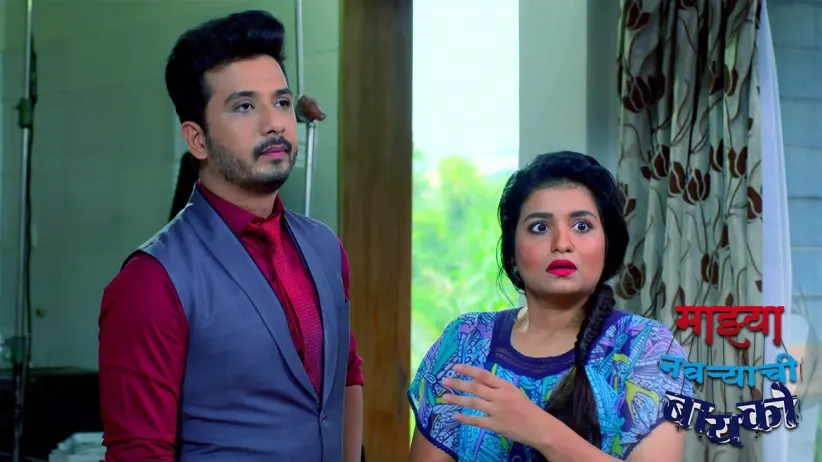 The director gives an earful to Gurunath - Mazhya Navryachi Bayko