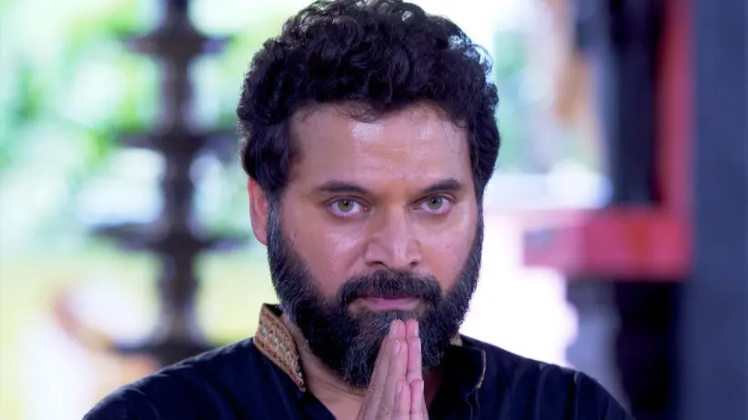 Meera gifts a kurta to Aravind Raja - Manampole Mangalyam