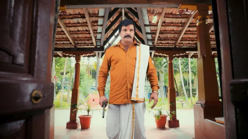 A Furious Veeraya Deva Arrives at Akhila's House - Paaru