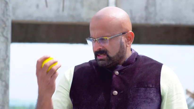 Gayatriamma is happy to see a changed Ravi Varman - Neeyum Njanum