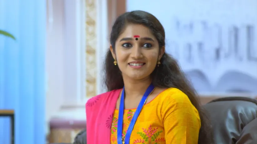 The police arrest Sarojam - Neeyum Njanum