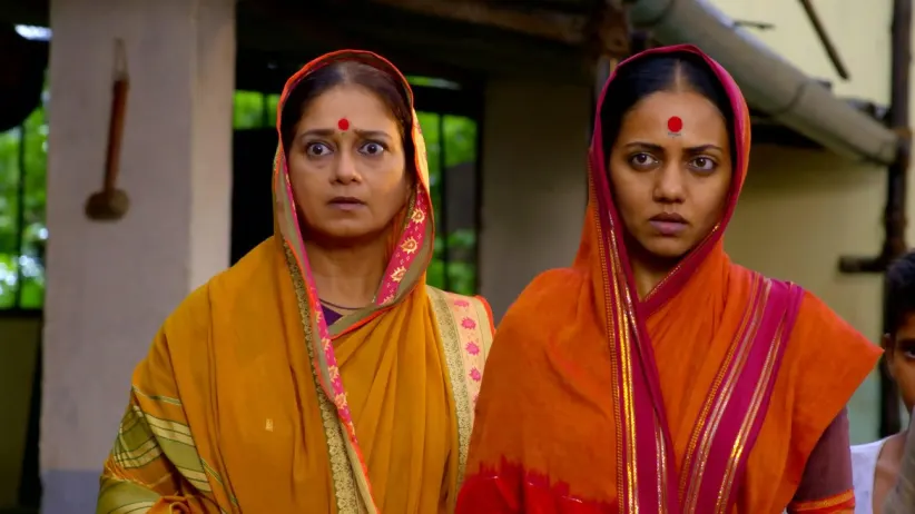 The villagers repay Dhansukhlal's loan