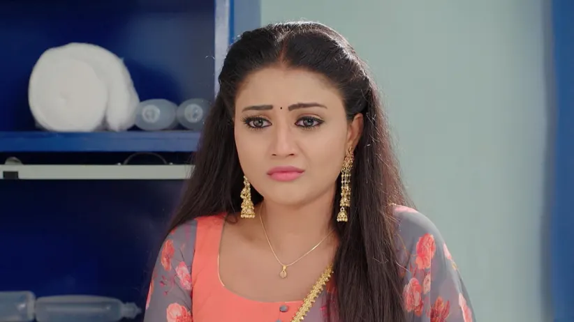 Anjali slits her wrist - Hitler Gari Pellam