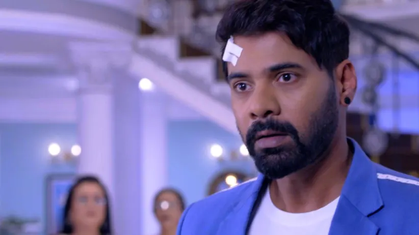 Aliya Stops Abhi - Iniya Iru Malargal