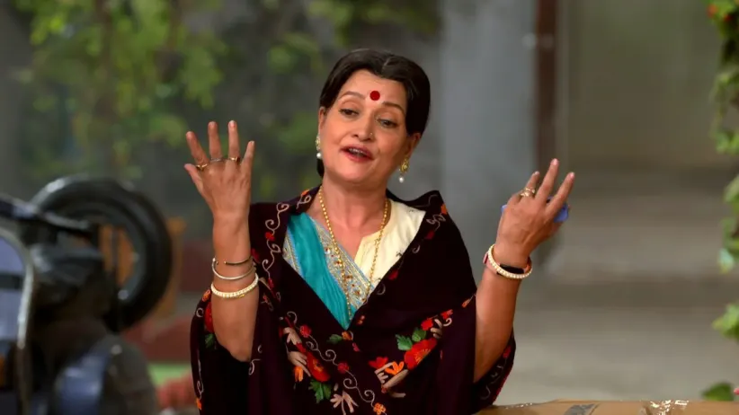 Happu tries to steal Amma’s phone - Happu Ki Ultan Paltan