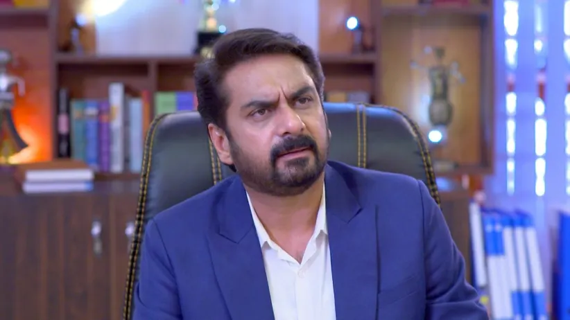Rajaram holds Deepu at gunpoint - Neeyum Njanum