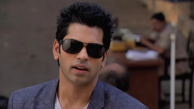 Pakhi confesses to stealing the paper - Ek Mutthi Aasmaan