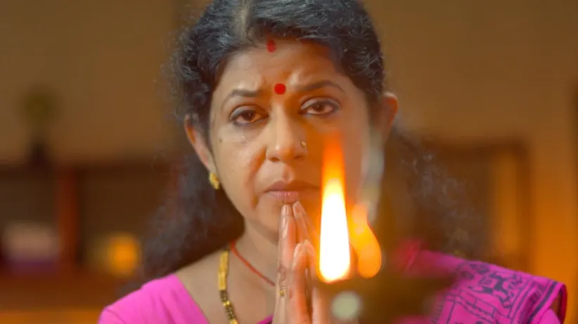 Sudarshanan mocks Padmini -  Neeyum Njanum
