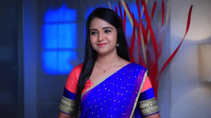 Amulya feeds Vedanth during the family dinner - Gattimela