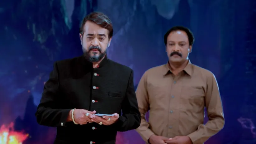 Trishul asked to get Shivani's palm print - Naagini 2