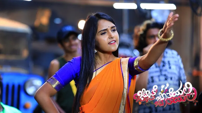Anu gives Aryavardhan a gift - Jothe Jotheyali - Gattimela Mahasangam
