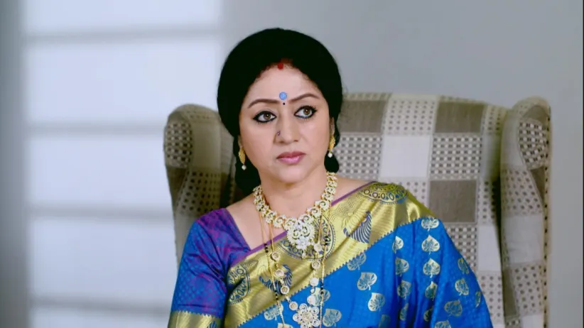 Paarvathi to Change Aditya's Car's Tyre - Paaru