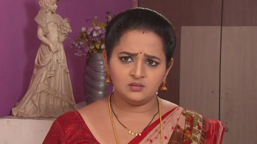 Manikyam stops Kumari from leaving - Gundamma Katha
