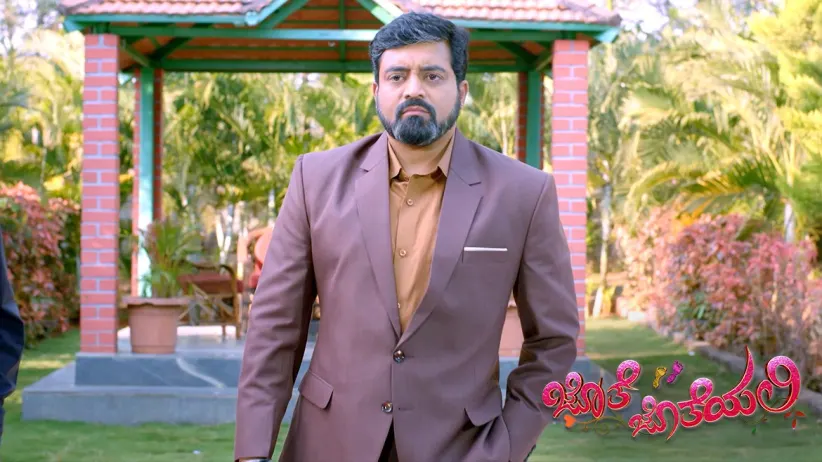 The chawl people taunt Anu and her family - Jothe Jotheyali