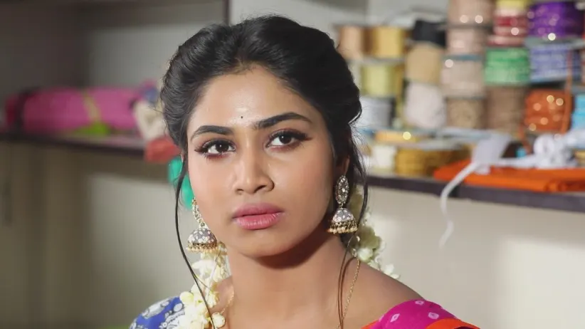 Abhirami and Sanjeev go shopping - Rettai Roja