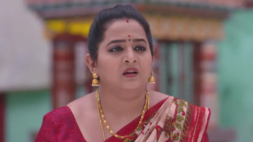 Geetha donates her blood to Lokeshwari - Gundamma Katha