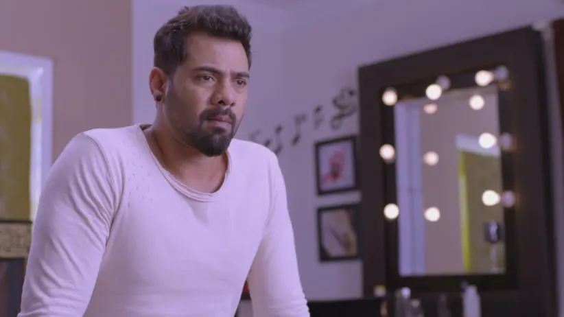 Abhi Tracks Pragya’s Phone - Iniya Iru Malargal