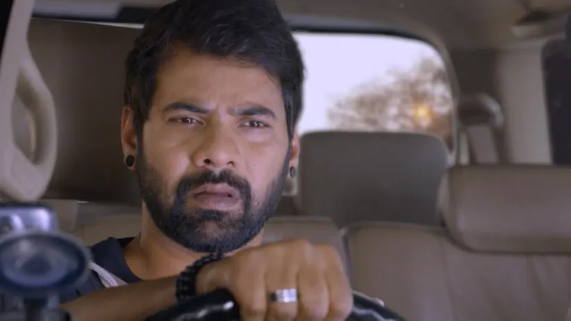 Kiara Escapes from the Goons - Iniya Iru Malargal