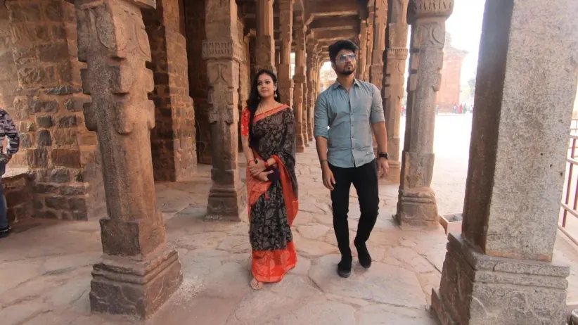 Abhirami and Sanjeev go for sight-seeing - Rettai Roja