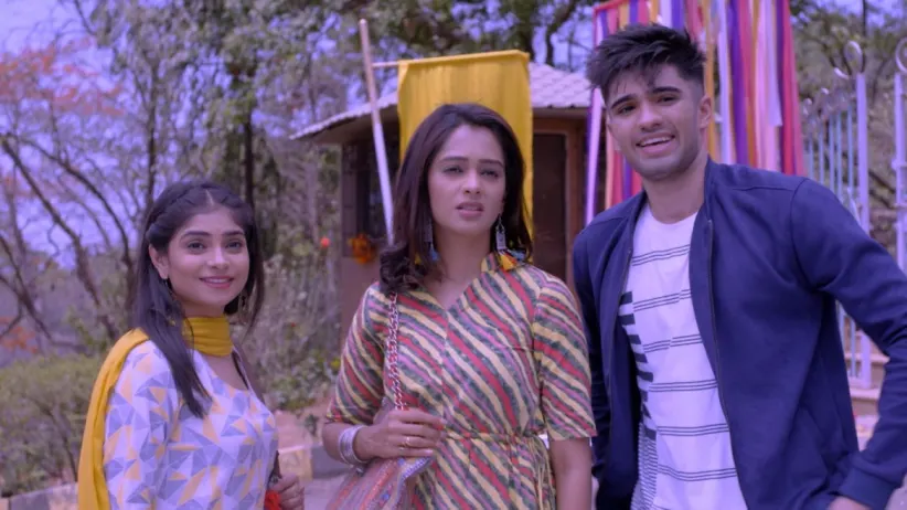Prachi and Sahana Find Help - Iniya Iru Malargal