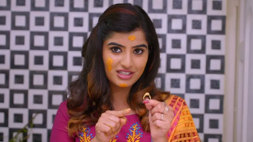 Maya and Chitra steal the ring - Thirumathi Hitler