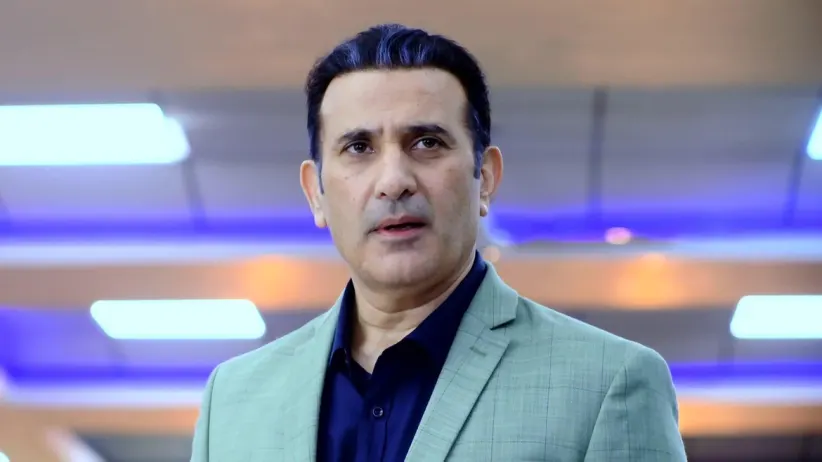 Vikramjeet gives Naina a blank cheque - Akhiyan Udeek Diyan