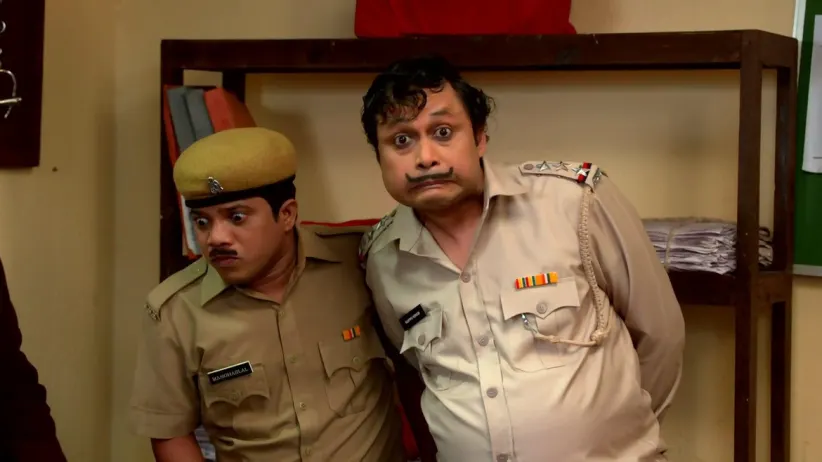 The siblings instigate a fight between Happu-Rajesh - Happu Ki Ultan Paltan