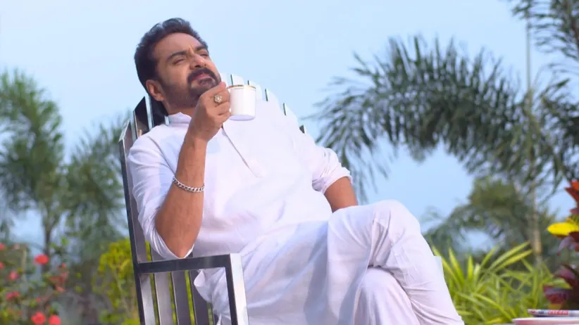 Sreelakshmi is surprised by the gifts - Neeyum Njanum