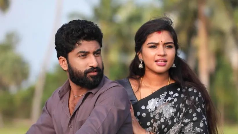 Akhila spots Adithya and Parvathy - Sembaruthi