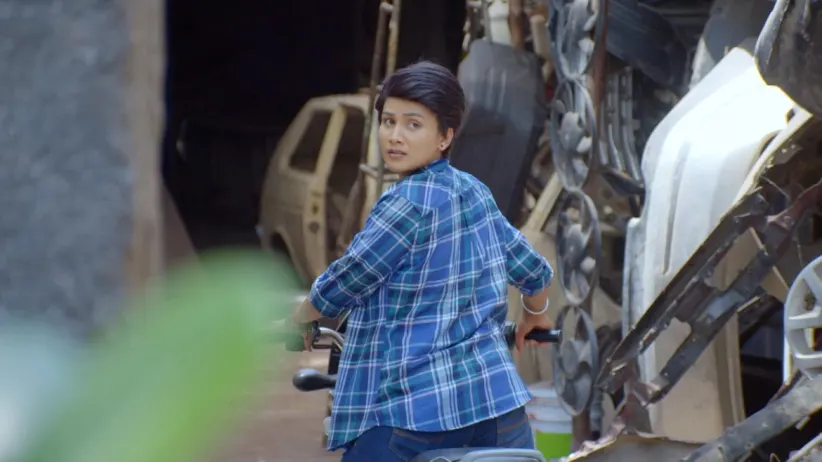 Karthik Invites Sathya to a Party