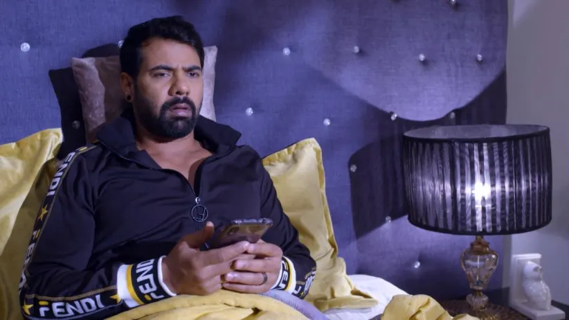 Meera Tends to Abhi - Iniya Iru Malargal