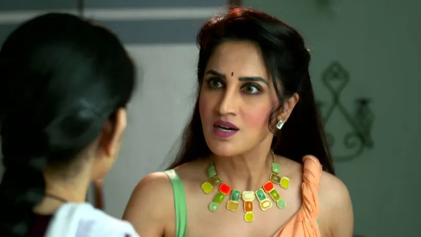 Sanjana throws Kareena out - Kaay Ghadla Tya Ratri