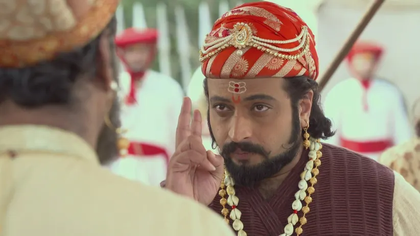 Sambhaji sends the ransom to Raigad