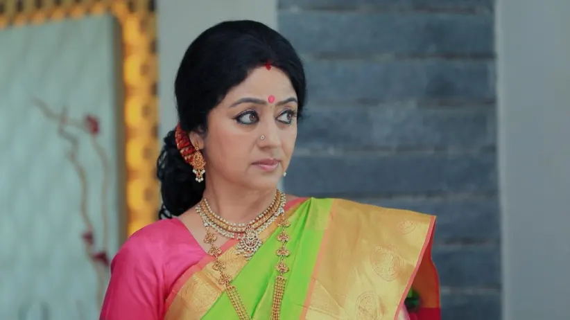 Anushka to Stop Jaanu from Entering Akhila's House - Paaru