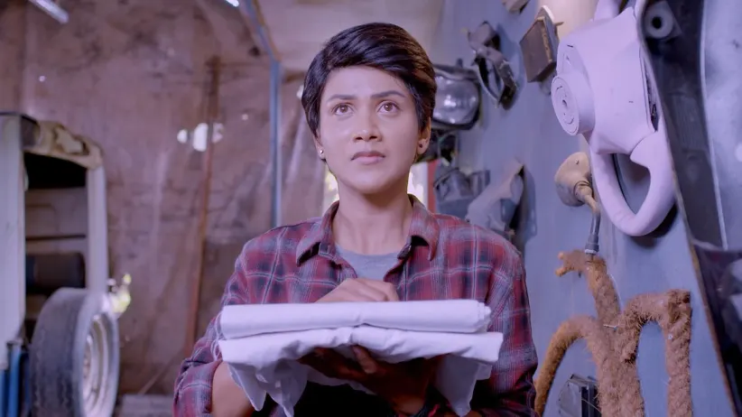 Sathya gives her father's clothes to Karthik - Sathya