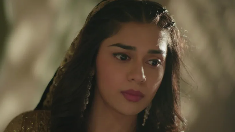 Zara spots Kabir outside her house
