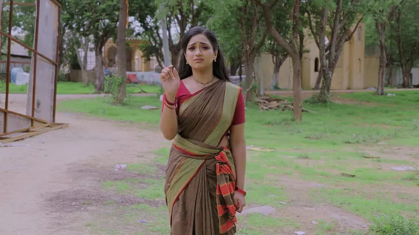 Trinayani tries to save Vishal - Trinayani