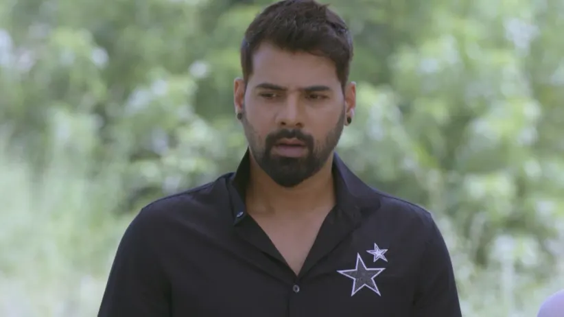 Tanu Seeks Trisha's Help - Iniya Irul Malargal