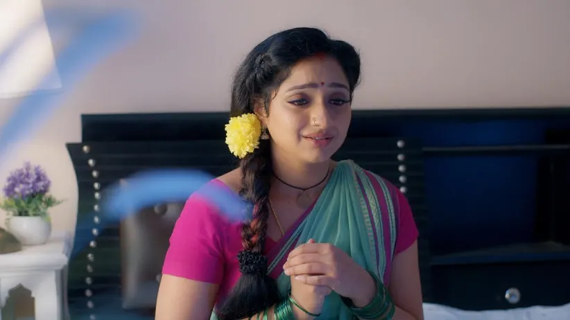 Nayani saves Vishal from the chandelier - Trinayani