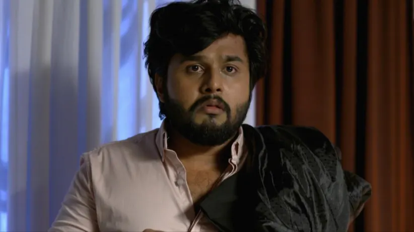 അരവിന്ദിന്റെ മുന്നിൽ അഭിനയിക്കുന്ന നന്ദന - ചെമ്പരത്തി