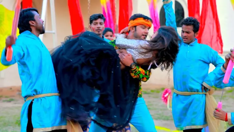 Kishmish Bhauji entertains the audience - Barsela Rang Fagunwa Mein 