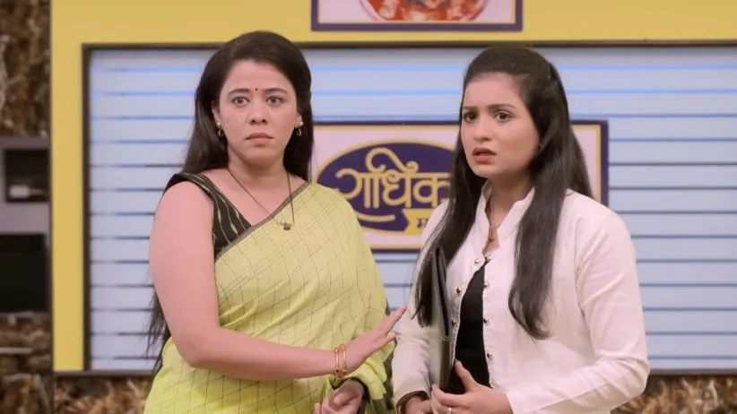 Radhika Teaches a Lesson To Shanaya - Mazhya Navryachi Bayko - Highlights