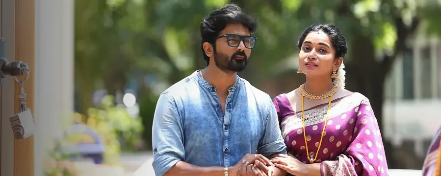 Mounam Pesiyadhe Mounam Pesiyadhe